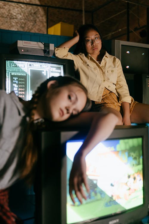 Fajne, Wieloetniczne Nastolatki W Pobliżu Monitorów Telewizyjnych W Pracy