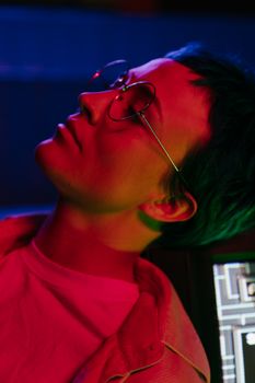 霓虹灯下，年轻女性的侧面肖像迷人，展现了现代时尚与创意风格