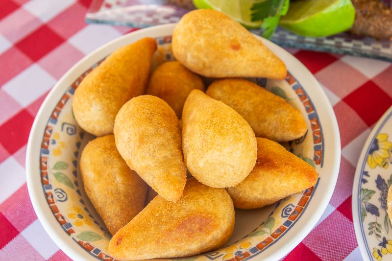 Coxinhas douradas no prato