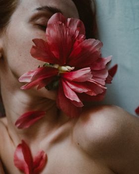 皮肤上挂着红花的女人，会让人感到平静而性感