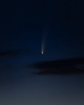 一颗明亮的彗星划过星星点点的夜空，令人着迷