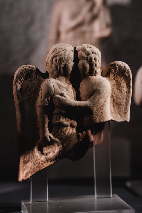 Free Sculpture of Kissing Angles Stock Photo