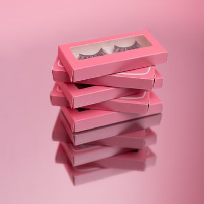 Magnetic lash set on a pale surface — photo by Abdulrhman Alkady on Pexels