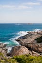 探索岩石海岸线的美丽，充满活力的碧绿海水和宁静的海景