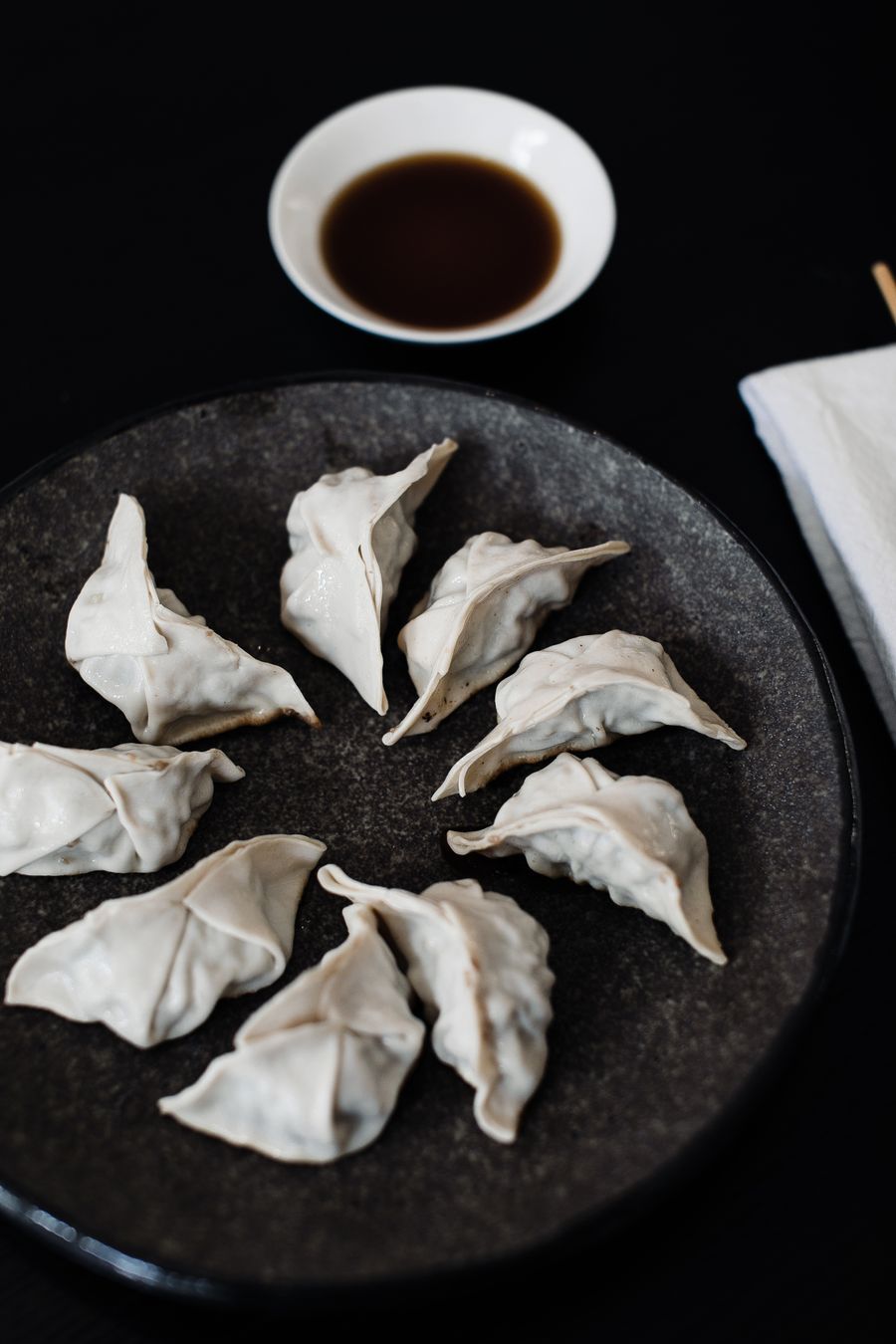 Gyoza japonesa en plato — JAPOTAPA Barcelona