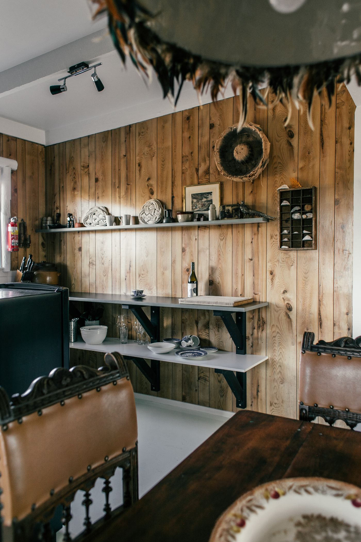 Gemütliche Küche mit Küchenutensilien und Wohnaccessoires