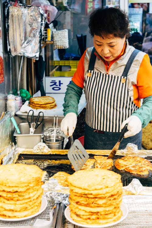 Безкоштовне стокове фото на тему «азіатська жінка, вулична їжа, вуличний ринок»