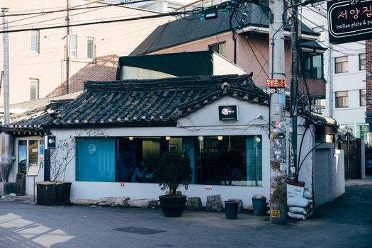 首尔街头有一家迷人的传统咖啡馆，屋顶铺着瓷砖