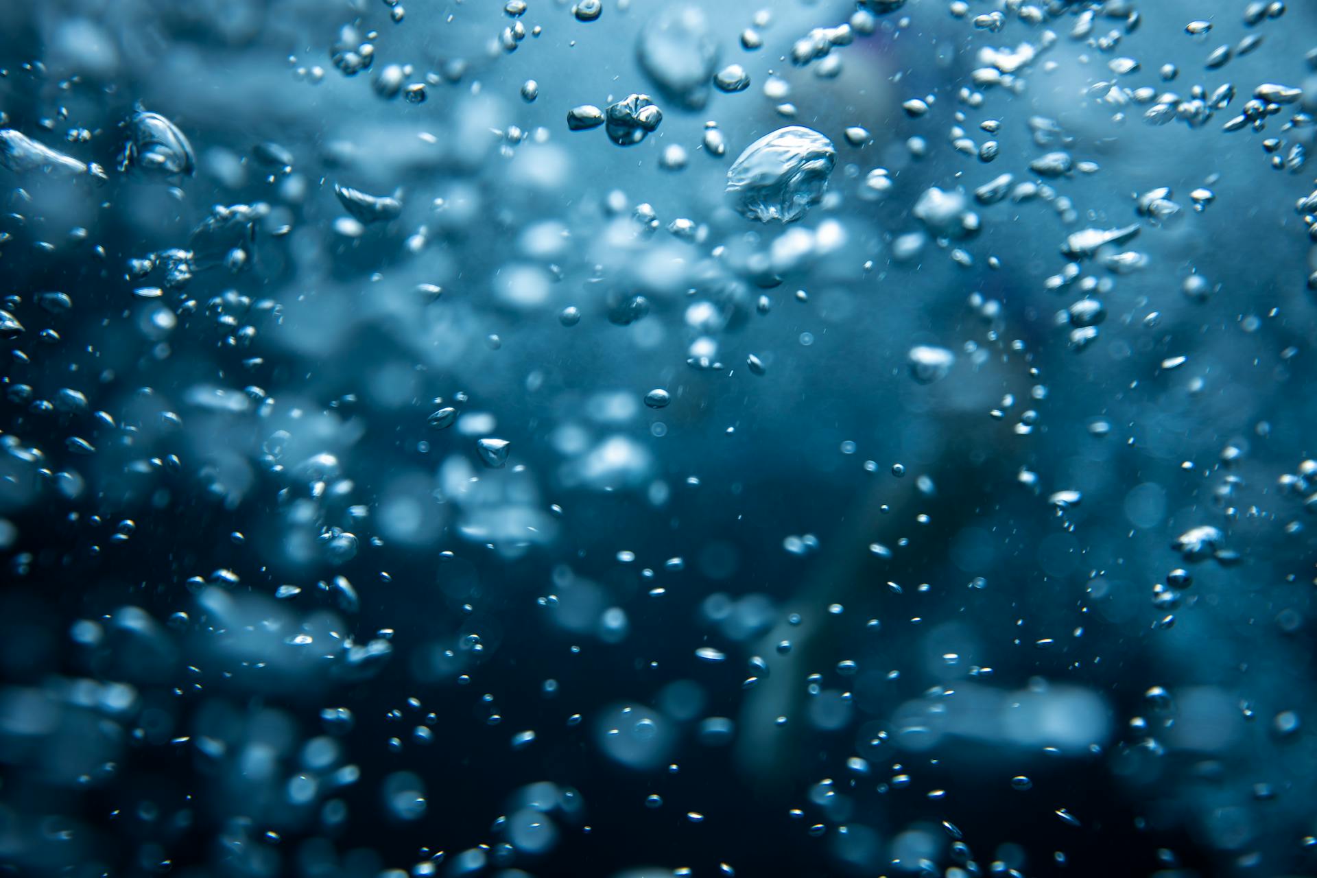 Abstract view of underwater air bubbles creating a mesmerizing pattern.