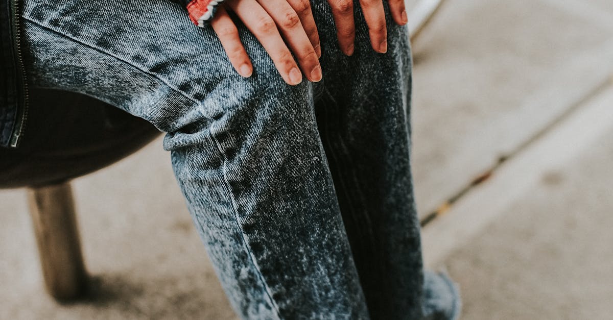 How to cut my jeans at the knee