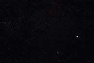 黑暗的夜空中，数千颗星星闪烁，令人着迷