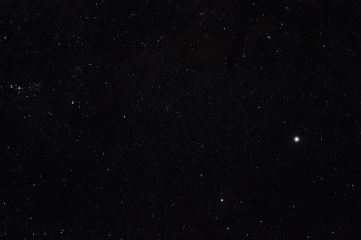 黑暗的夜空中，数千颗星星闪烁，令人着迷