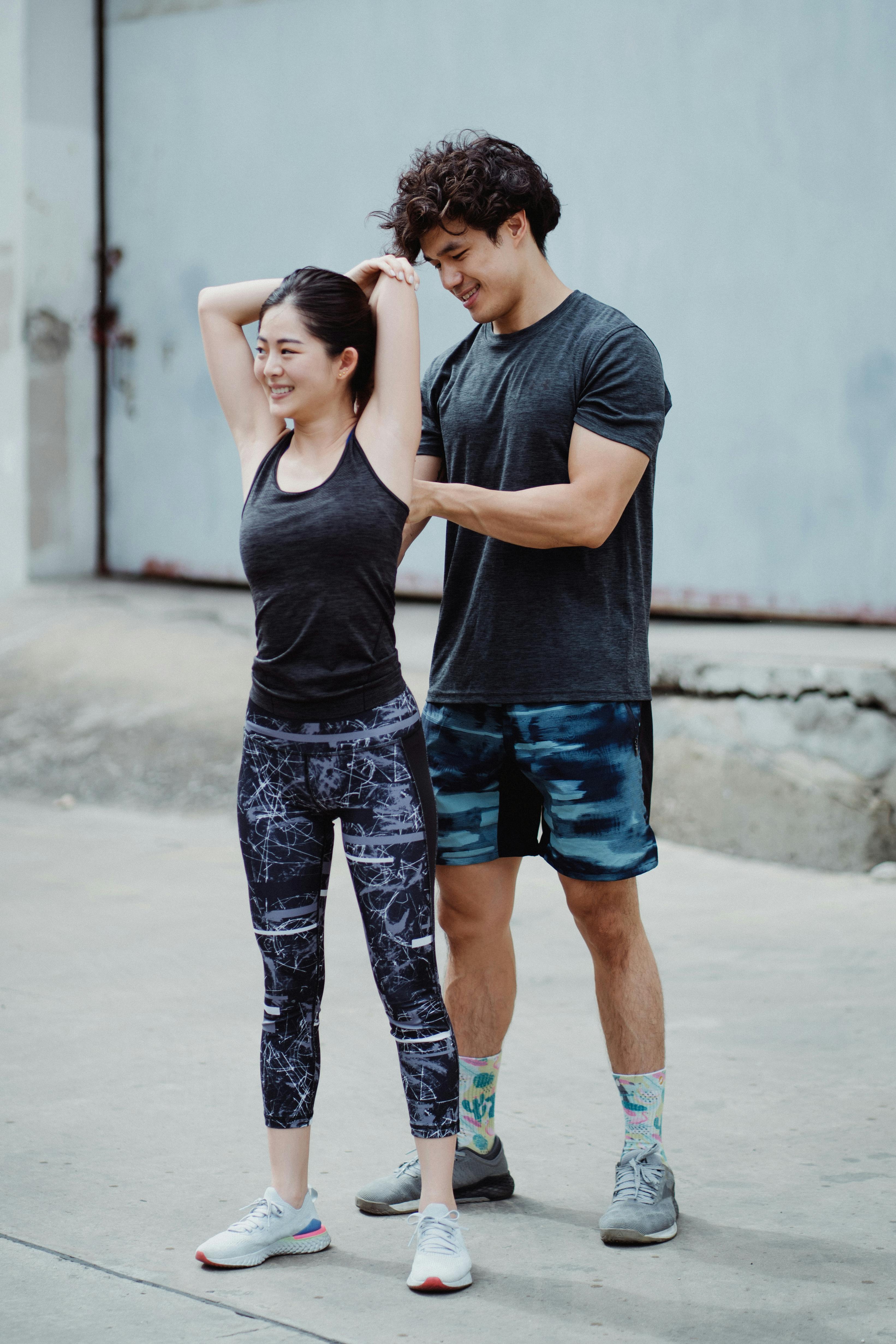 一对幸福的夫妇在户外伸展运动、锻炼身体，享受着健康的生活方式