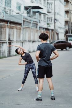 一对夫妇在户外一起做伸展运动