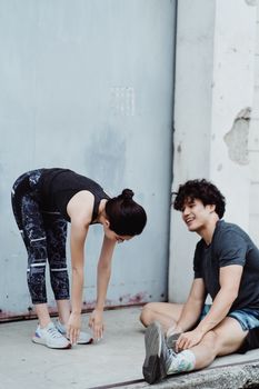 两个朋友在户外锻炼时笑着伸懒腰