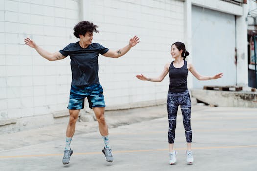 两名成年人在户外进行有趣的健身锻炼，展现了活力与健康的生活方式