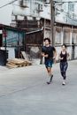 一对活跃的亚洲夫妇在城市户外慢跑，以此促进健身和健康的生活方式