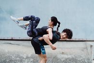 一对充满活力的夫妇在户外玩耍，展现了他们的团队合作精神和健身能力