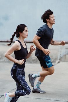 一对男女在户外跑步，追求健康的生活方式并健身