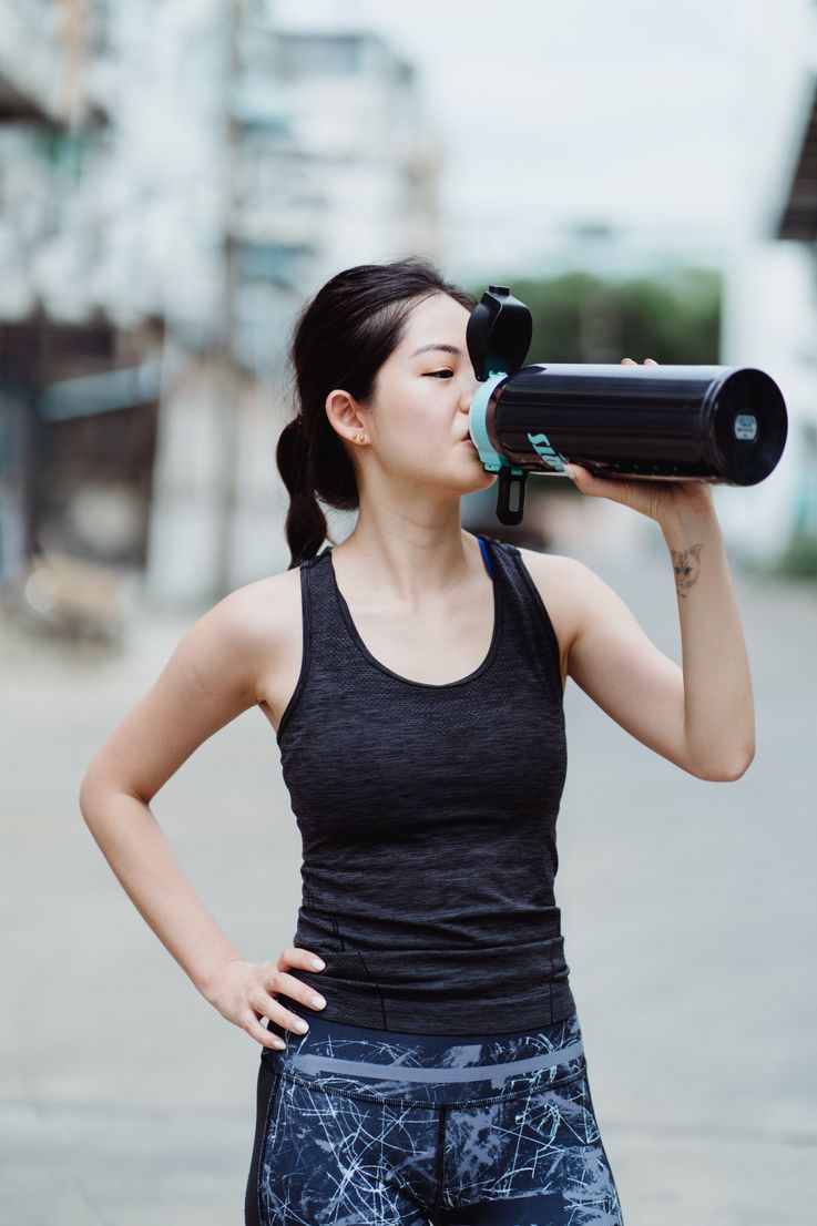 Gură uscată noaptea: ce ajută cu adevărat și cum îți protejezi dinții