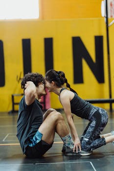 一对年轻的亚洲夫妇在充满活力的健身房里一起锻炼，培养健康和团结