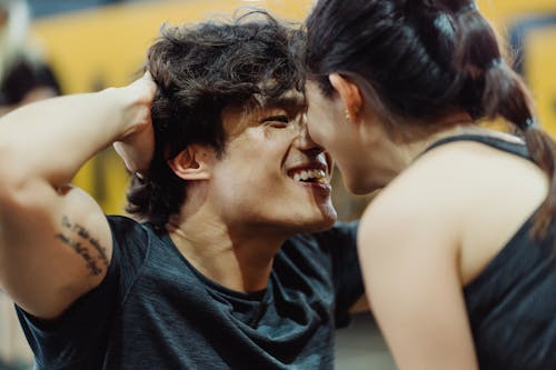 Kærligt øjeblik mellem par