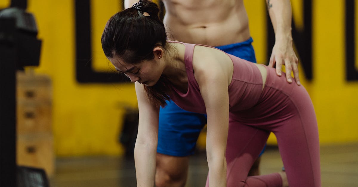 Personne faisant des étirements avant de commencer son entraînement.