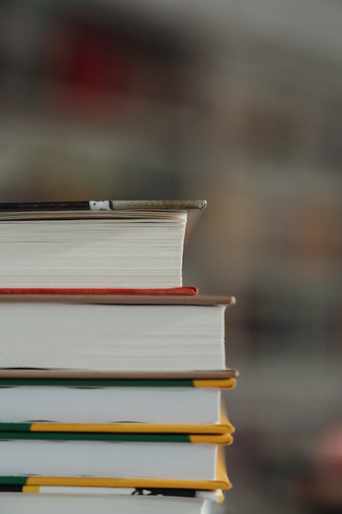 Pile De Livres Sur Table En Bois Marron