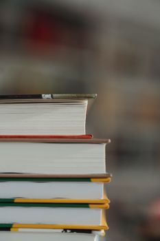 背景模糊的垂直精装书堆，展现了文学与教育理念