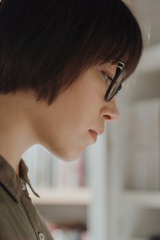 书店里，一位戴眼镜的年轻女子正在读书