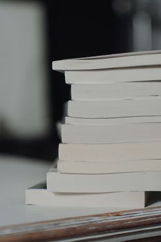 特写堆叠的书籍，聚焦书脊，既提供文案空间又兼具极简主义吸引力