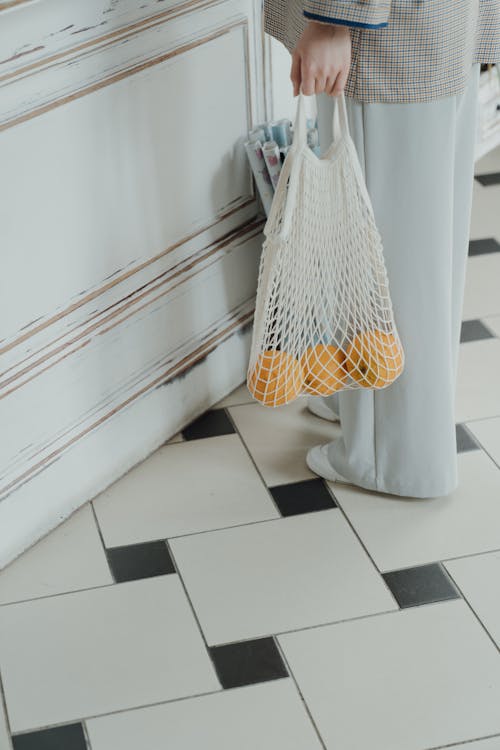 Kostenlos Weißes Und Gelbes Textil, Das An Weißer Holztür Hängt Stock-Foto