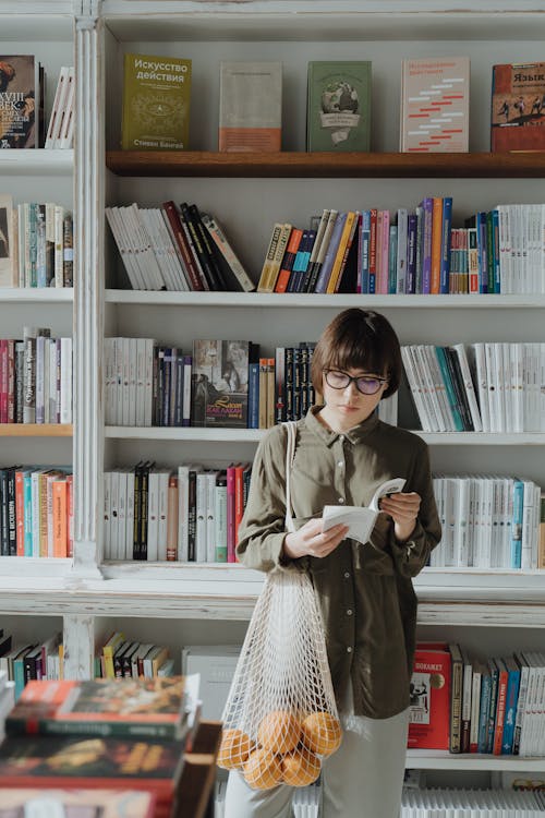 Gratis lagerfoto af appelsiner, bibliotek, bog