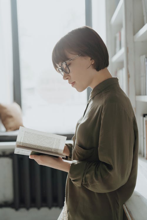 Wanita Dalam Buku Bacaan Kemeja Lengan Panjang Coklat