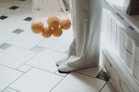 一名女子在书店里提着装有橙子的包袋，宣传环保购物和休闲生活方式