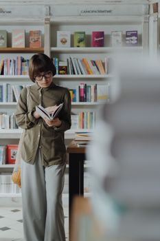 书店里的女人专注阅读，流露出对知识和可持续生活的热情