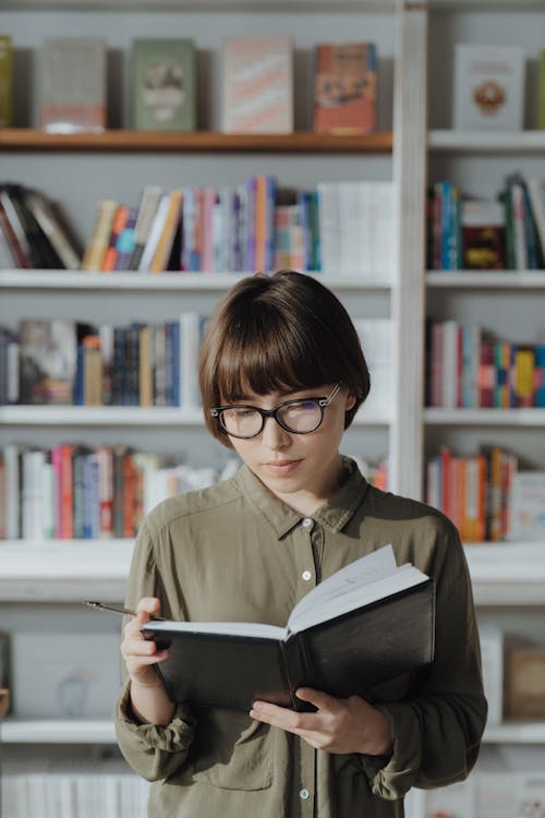 Donna In Libro Di Lettura Marrone Camicia A Maniche Lunghe