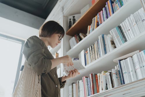 Mujer, En, Abrigo Gris, Lectura, Libros