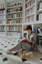 一位女士正在一家古色古香的书店里享受平静的阅读时光