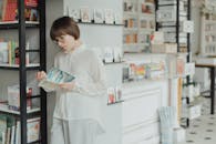 一名年轻女子正在一家舒适现代化的书店里看书，这里非常适合学习和休闲