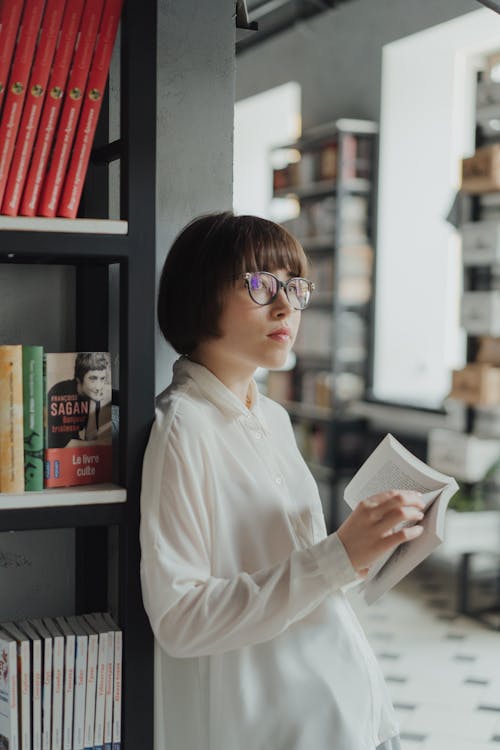 Donna In Camicia Di Vestito Bianca Che Tiene Libro Bianco