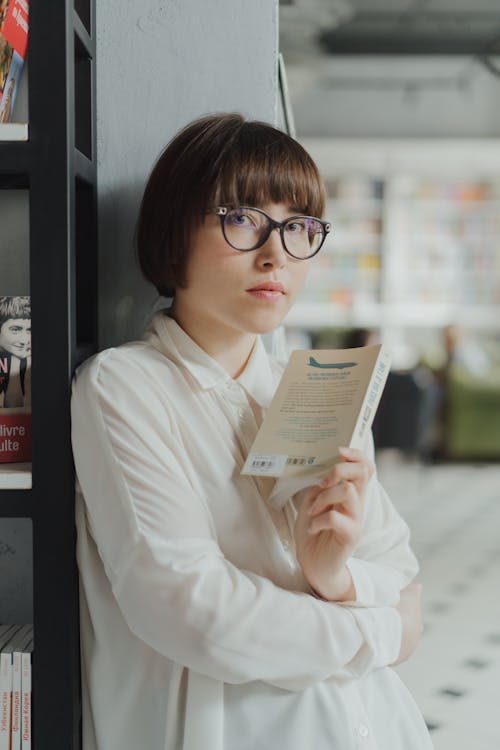 Mujer, En, Camisa De Vestir Blanca, Tenencia, Libro Blanco