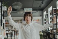 图书馆里，一位女士将书平衡在头上，展现了专注与优雅