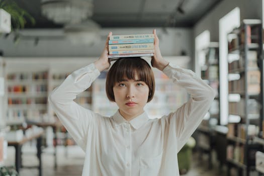一位年轻女子在图书馆里用头顶着书取乐