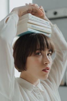 在室内图书馆环境中，一位年轻女子头顶平衡着书籍，展现出优雅与智慧