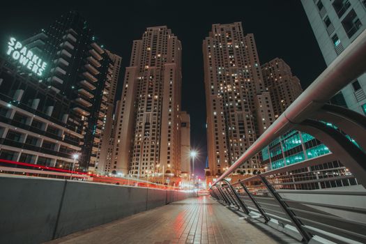 迪拜的夜间城市景观充满活力，以摩天大楼和繁华的街道为特色