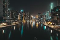在迷人的迪拜码头，夜间探索天际线，欣赏明亮的高层建筑与宁静的水域