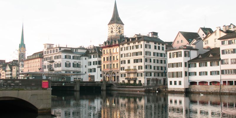 Edificios junto al río en Zúrich