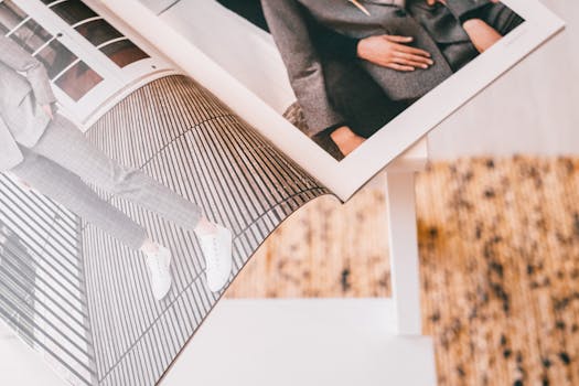 白色桌子上的杂志特写展现了极简主义风格和时尚装饰