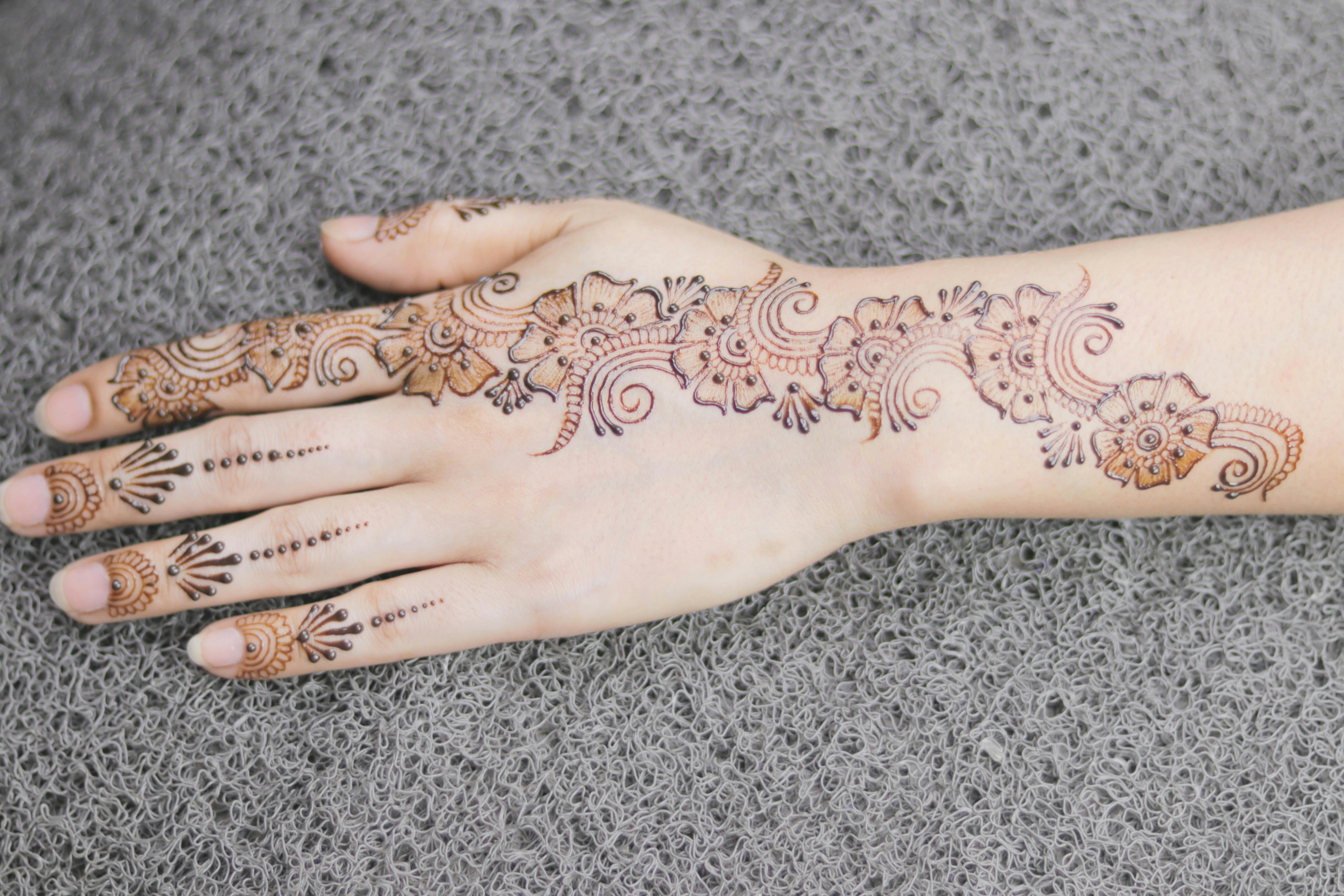 Hand's On Henna'Z